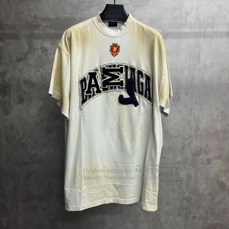 Balenciaga Balenciaga Beige Embroidered Badge T-shirt. Size US S / EU 44-46 / 1 - 1 Thumbnail