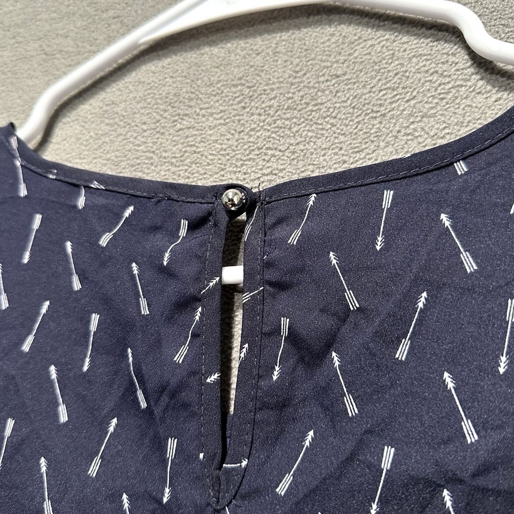 Arrow NWT Sweet Rain Blouse Top Womens M Navy Blue Arrow Print Cap Sleeve Keyhole Back Shirt Adult Medium Blue Geometric Pattern 90s Theme Womens Size L / US 10 / IT 46 - 6 Thumbnail
