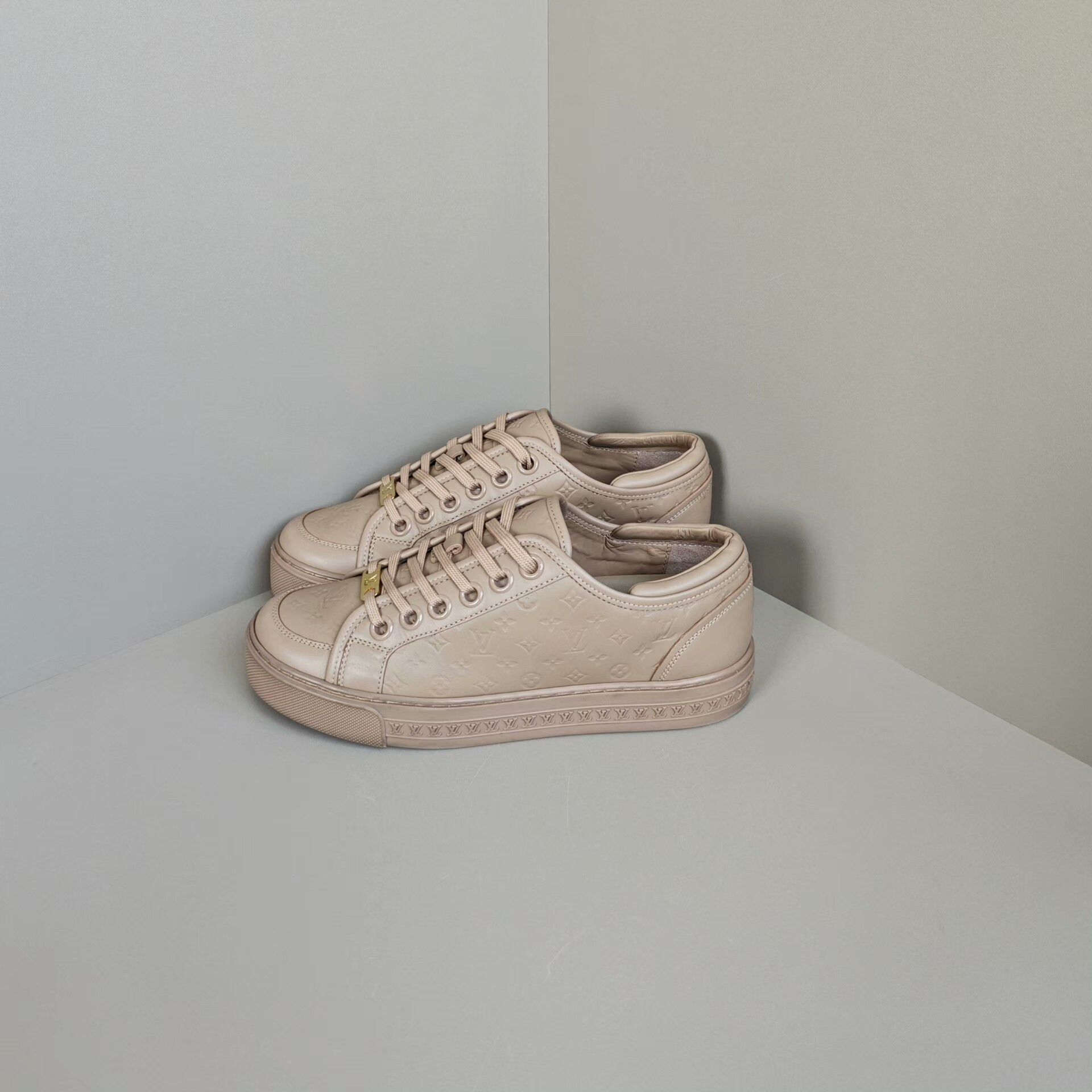 Louis Vuitton Louis Vuitton Lowtop Sneakers us_5 Women Size US 5 / IT 35 - 1 Thumbnail
