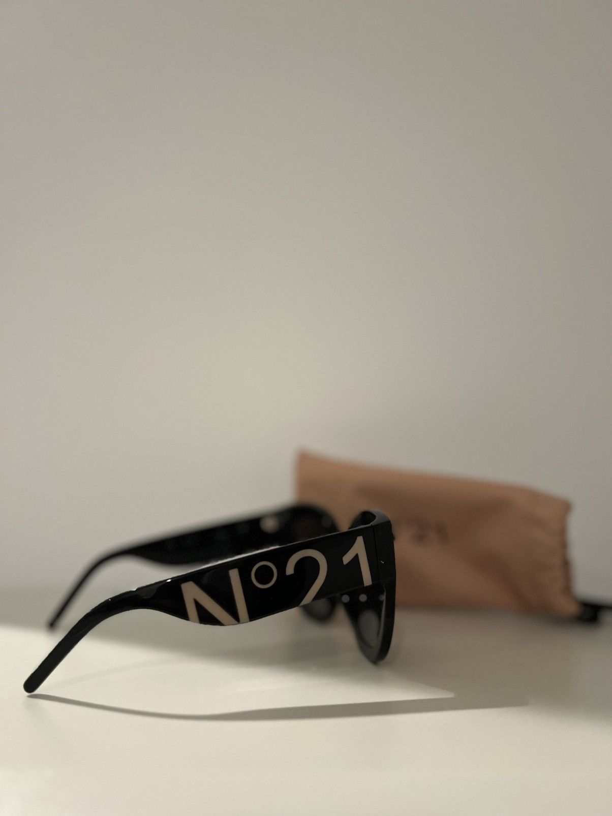 No. 21 No. 21 Black Sunglasses Size ONE SIZE - 1 Thumbnail