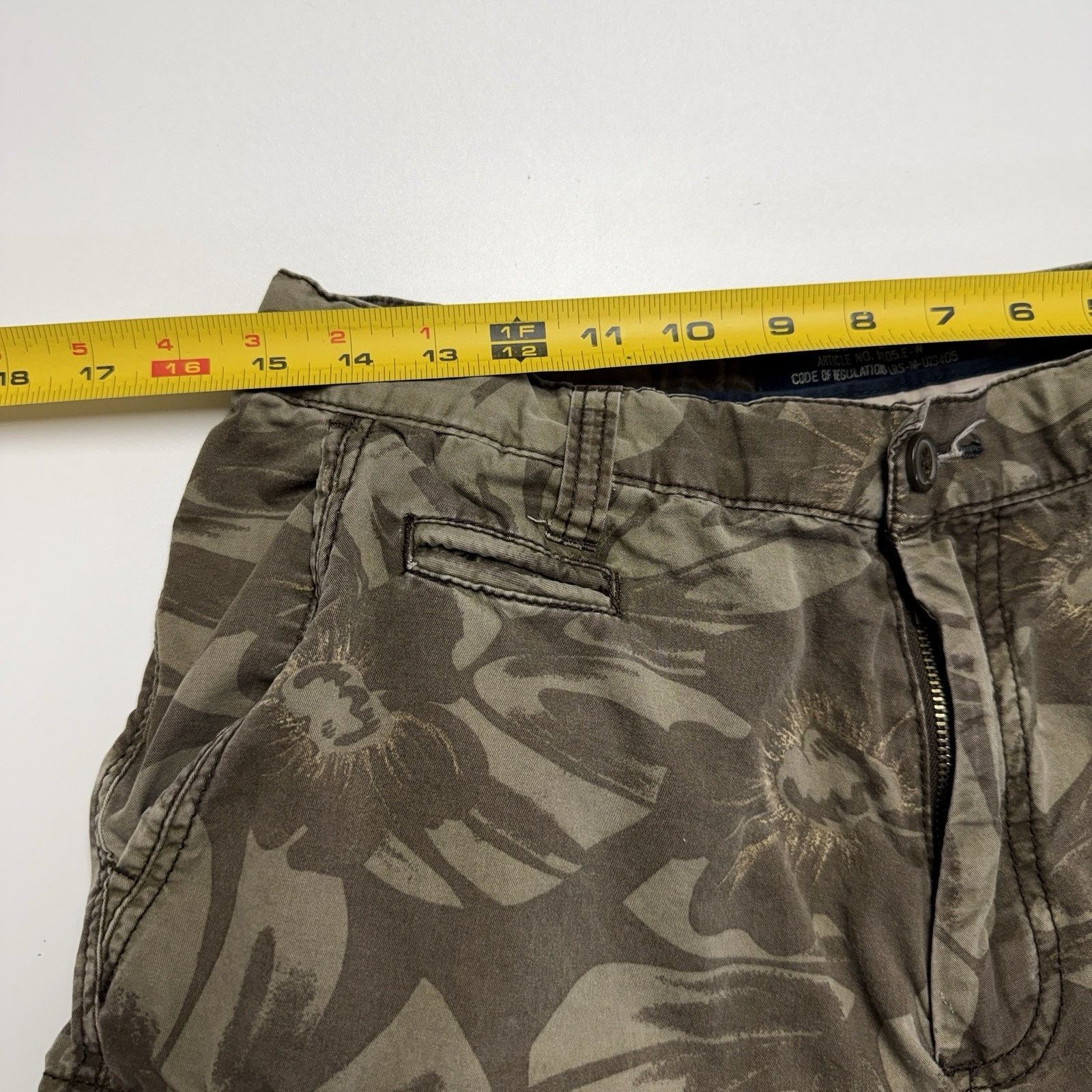 Old Navy Old Navy Supply Co Camouflage Cargo Shorts Regular Issue Size US 31 - 7 Thumbnail