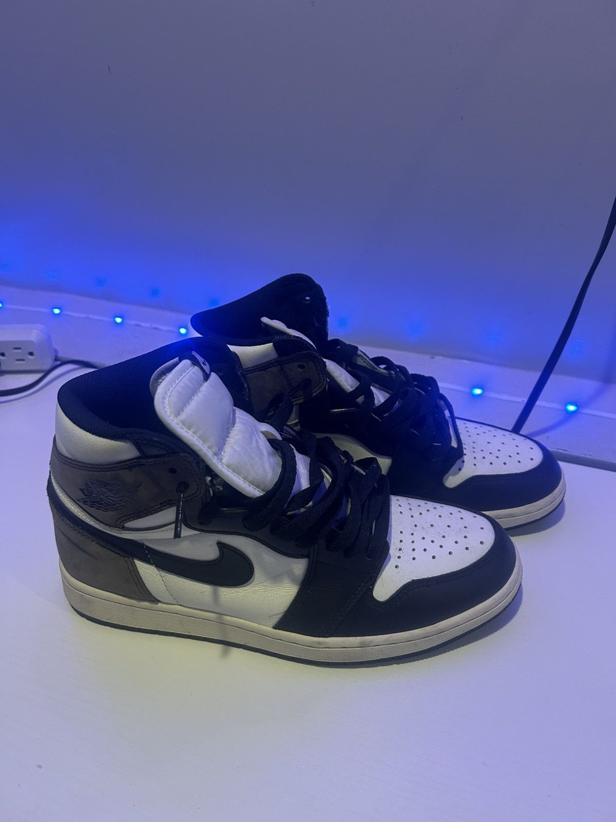 Jordan Brand × Nike Jordan 1 "Mocha" Size US 9 / EU 42 - 1 Thumbnail