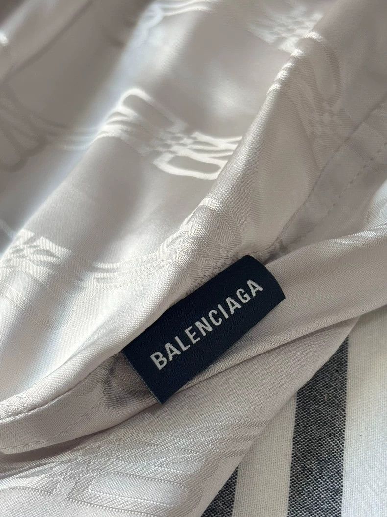 Balenciaga Balenciaga Ladies Shirt 100% Viscose \n Drop shoulder desi Size US M / EU 48-50 / 2 - 6 Thumbnail