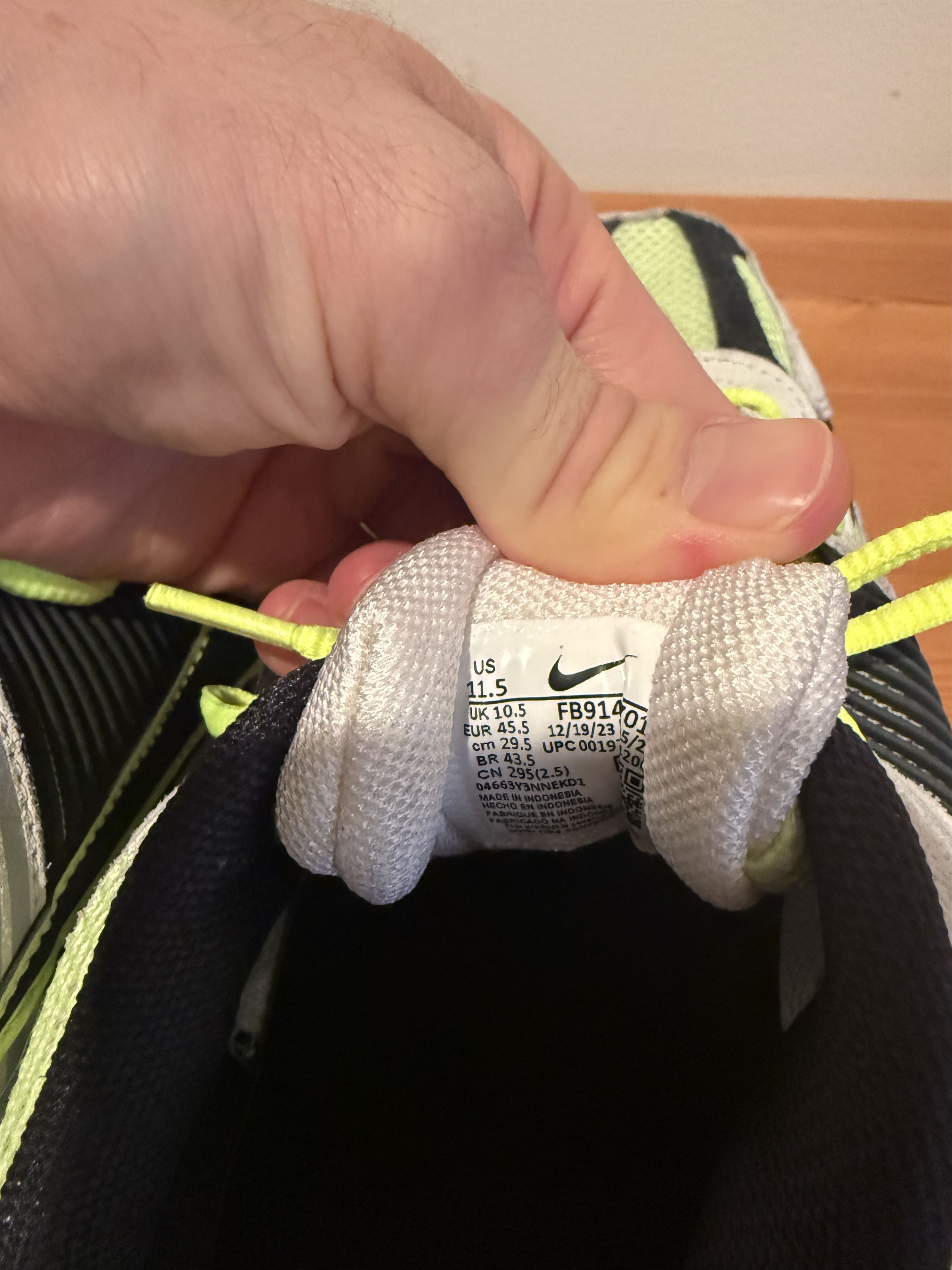 Nike Nike Vomero Zoom 5 Running Shoes Volt Size US 11.5 / EU 44-45 - 3 Thumbnail