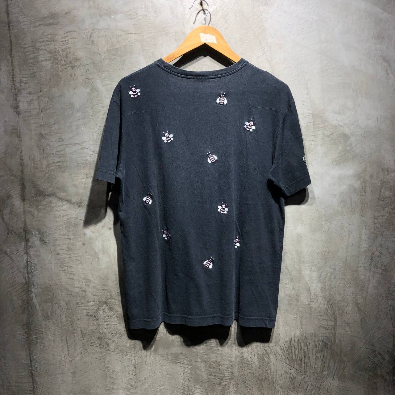 Dior × Kaws Dior X Kaws Embroidered bee tee Size US M / EU 48-50 / 2 - 4 Thumbnail