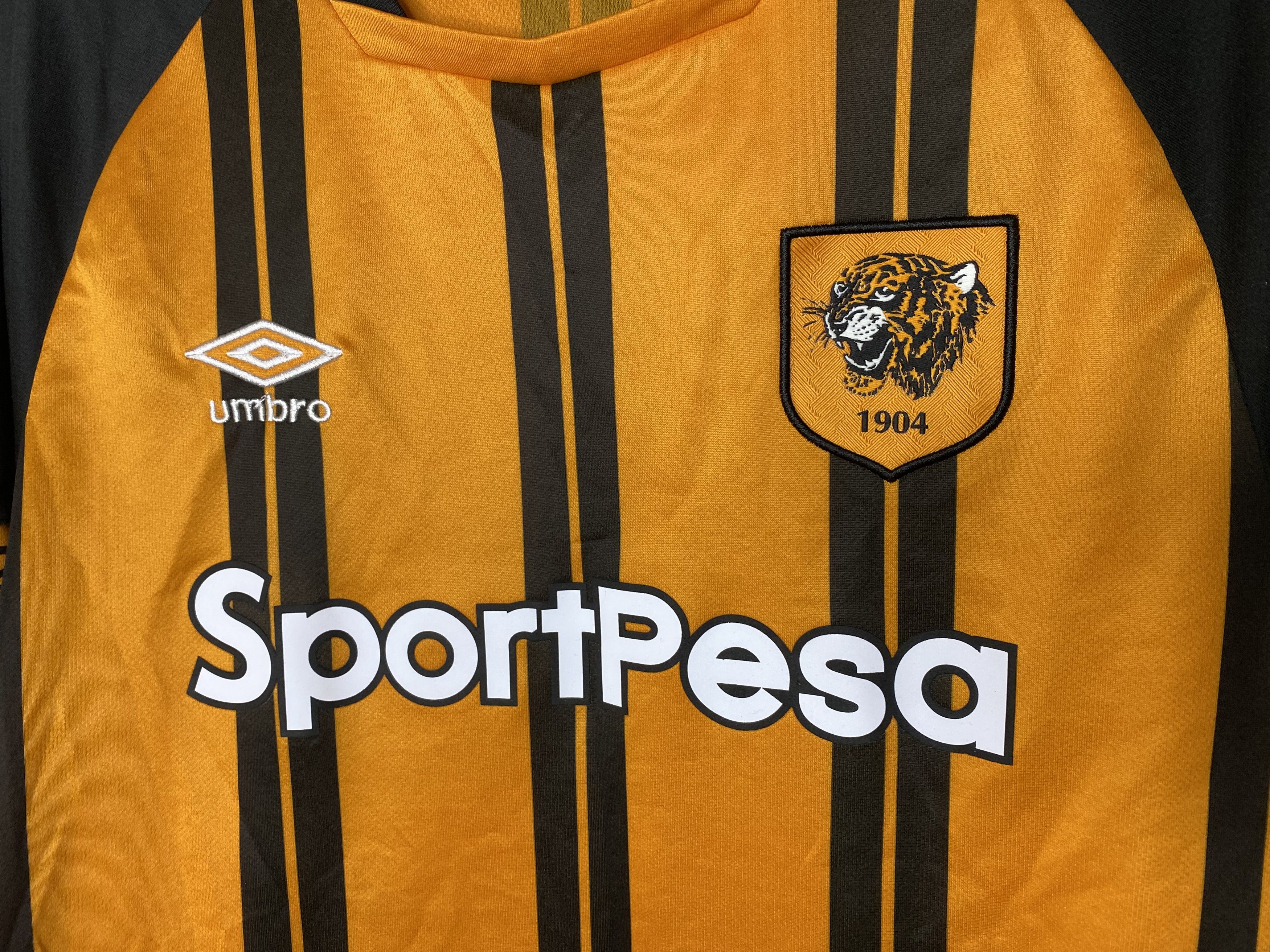 Umbro HULL CITY 2018 2019 HOME FOOTBALL SHIRT SOCCER JERSEY UMBRO Size US M / EU 48-50 / 2 - 3 Thumbnail