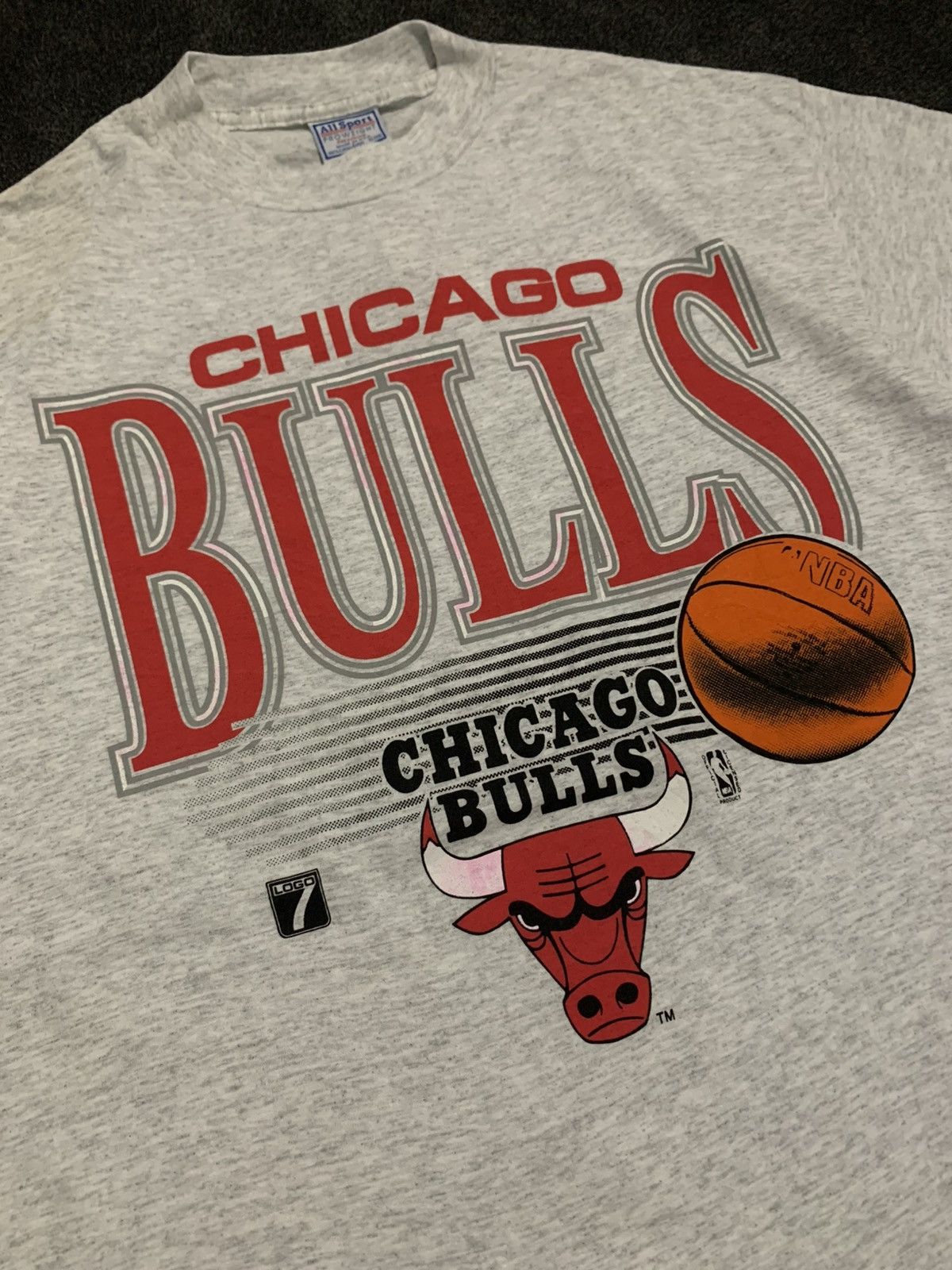 Vintage Vintage 90s Chicago Bulls Big Logo T-Shirt Size US XL / EU 56 / 4 - 3 Thumbnail