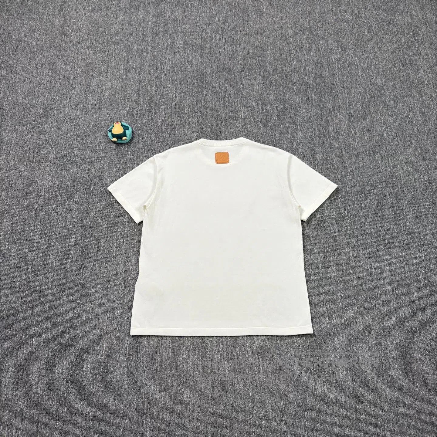 Louis Vuitton LV 25 White Embossed Leather Patch Short-Sleeve. Size US M / EU 48-50 / 2 - 2 Thumbnail