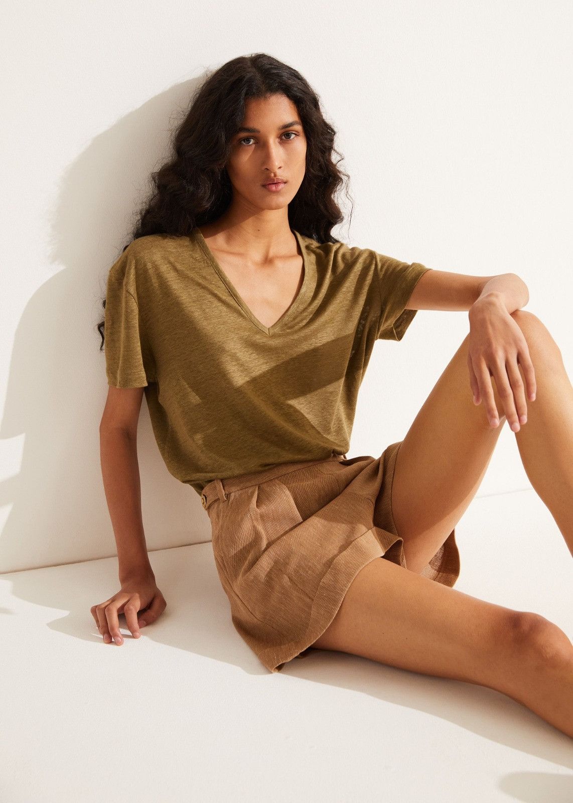Loro Piana o1srvl11e1224 Gargano V-Neck T-Shirt in Khaki Size XS / US 0-2 / IT 36-38 - 3 Thumbnail