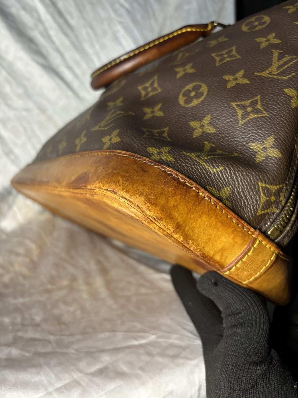 Louis Vuitton (very worn) Louis Vuitton Alma Size ONE SIZE - 5 Thumbnail