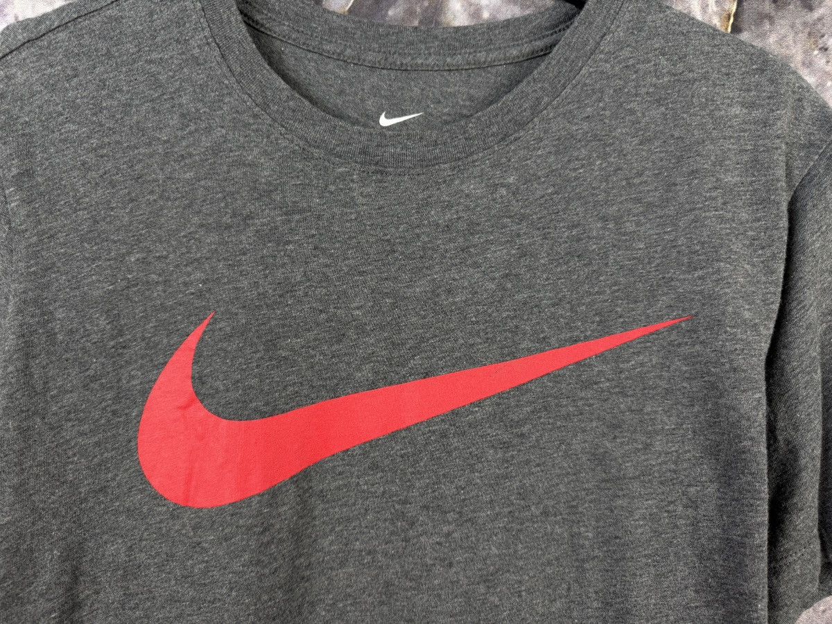 Nike Men’s Nike Swoosh T-Shirt Gray Red Streetwear Size Medium Size US M / EU 48-50 / 2 - 5 Thumbnail