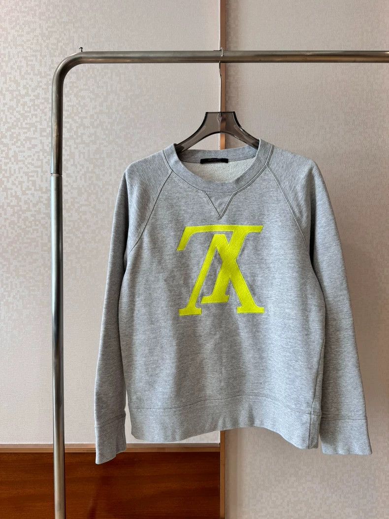 Louis Vuitton Louis Vuitton Embroidered inverted LOGO sweatshirt Size US M / EU 48-50 / 2 - 1 Thumbnail