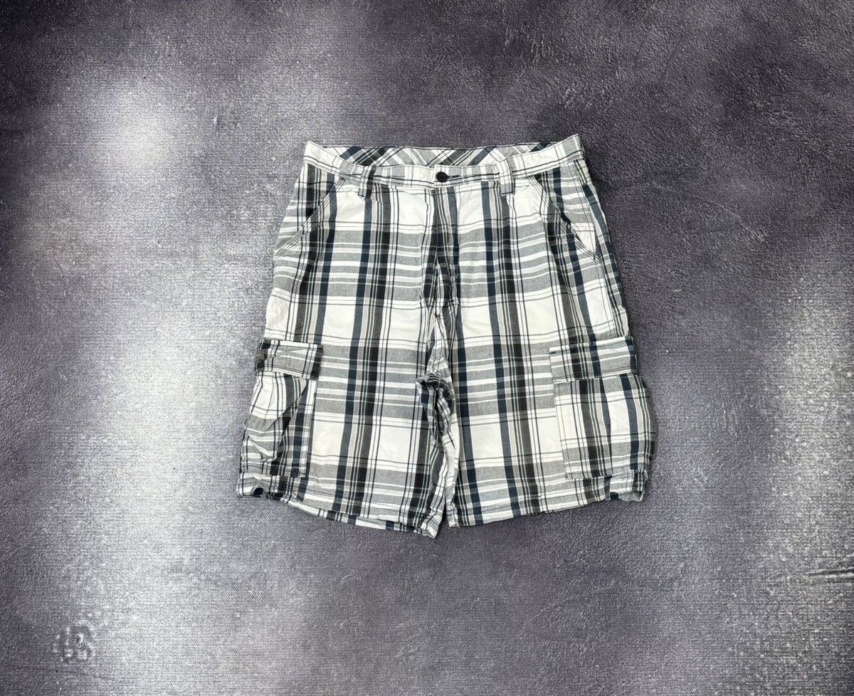 Vintage Vintage Wrangler Y2K American Hype Check Baggy Cargo Shorts Size US 36 / EU 52 - 1 Thumbnail