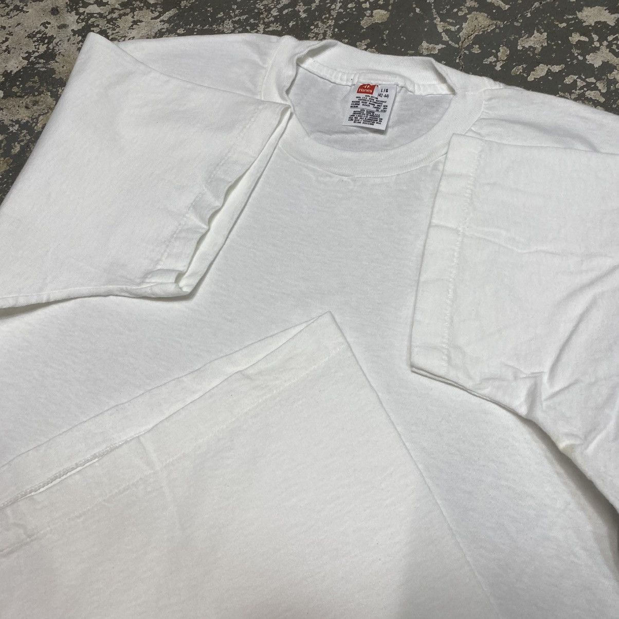 Vintage Vintage Hanes White Blank 90s Single Stitch Tshirt Size US L / EU 52-54 / 3 - 4 Thumbnail