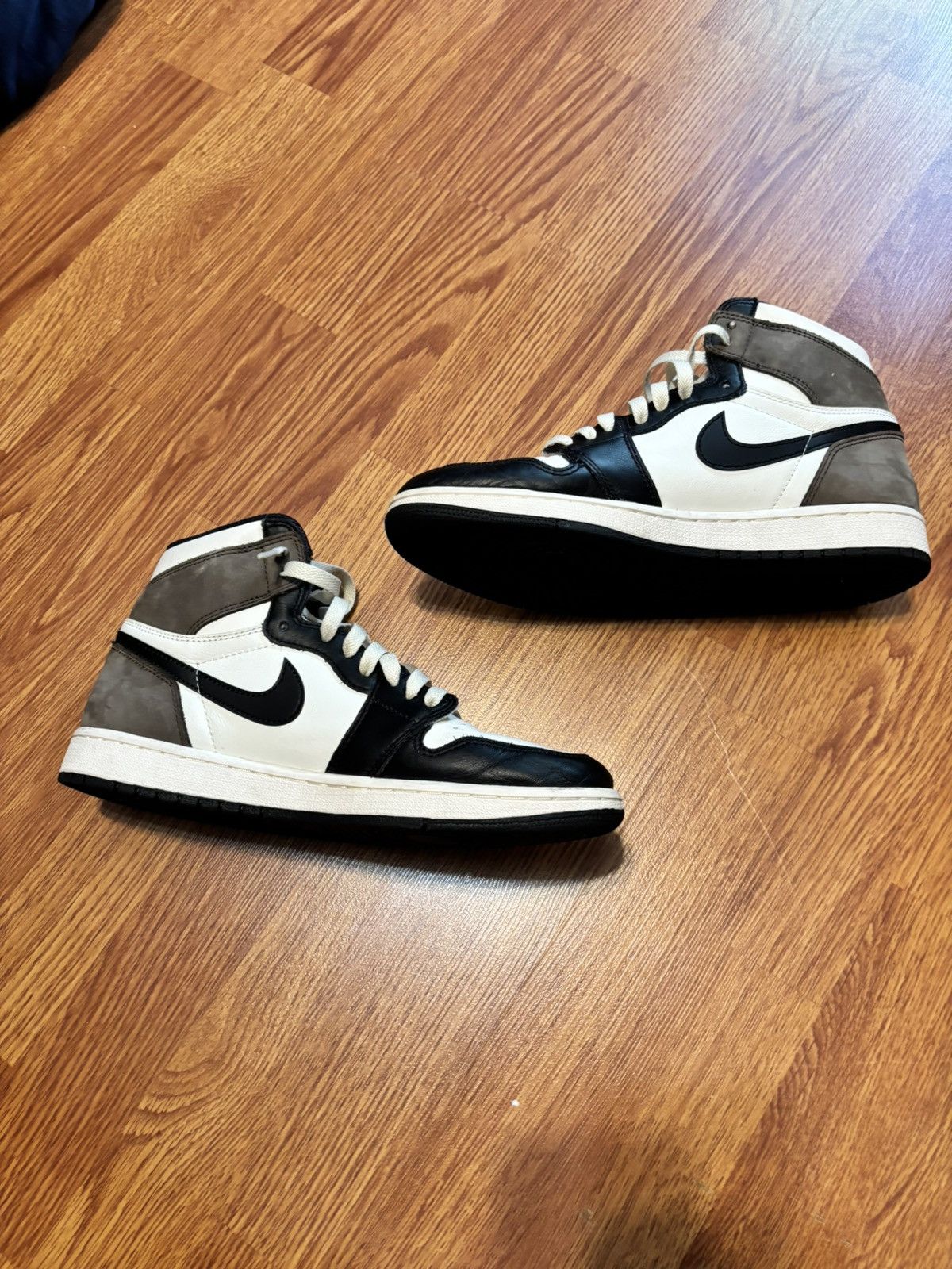 Jordan Brand Jordan 1 Mocha Size US 9.5 / EU 42-43 - 2 Thumbnail