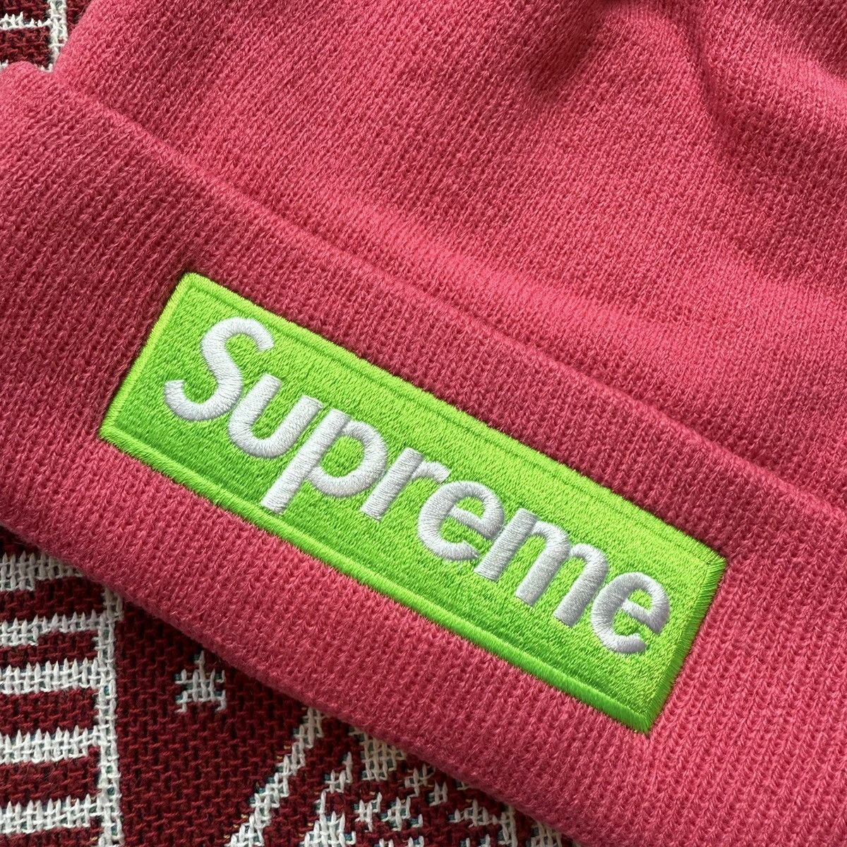 New Era × Supreme FW17 Supreme New Era Box Logo Beanie Magenta Size ONE SIZE - 2 Thumbnail