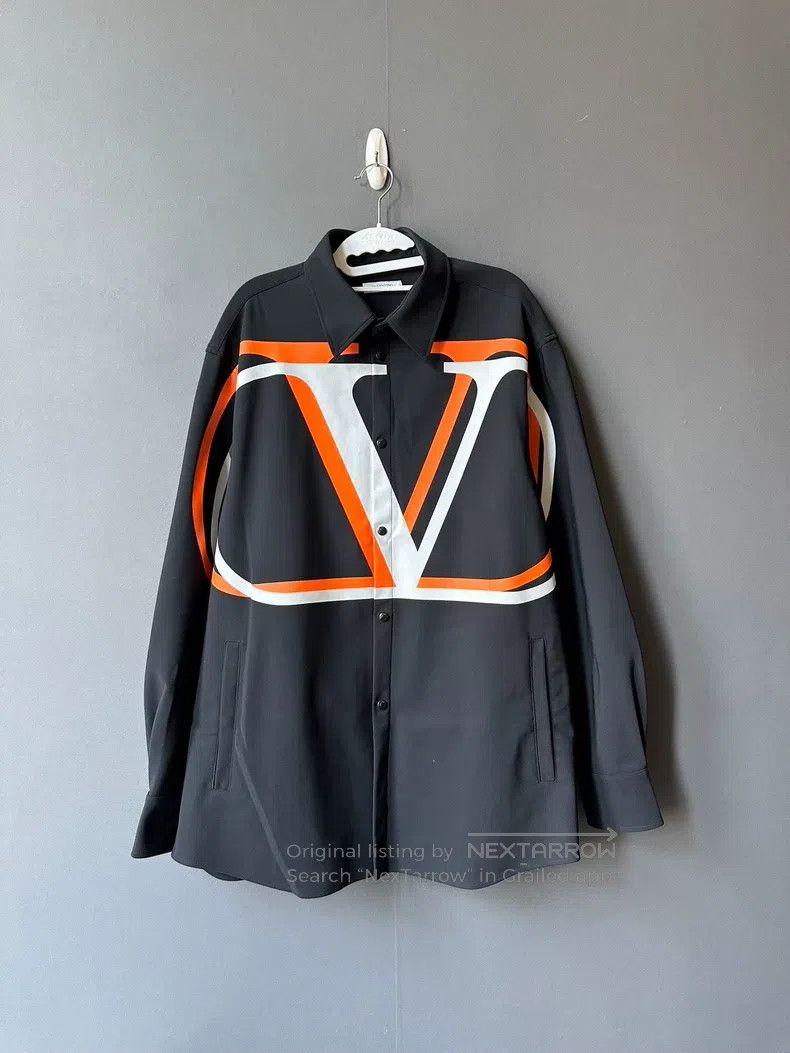 Other Valentino Big logo jacket Size US M / EU 48-50 / 2 - 1 Thumbnail