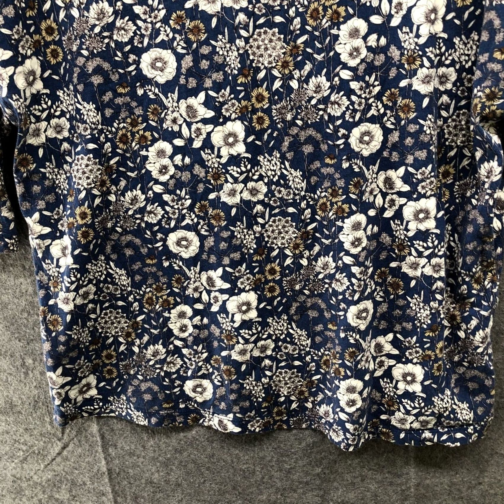 Uniqlo Uniqlo T-Shirt Womens S Blue Crewneck Short Sleeve Bell Ruffle Floral Size S / US 4 / IT 40 - 4 Thumbnail