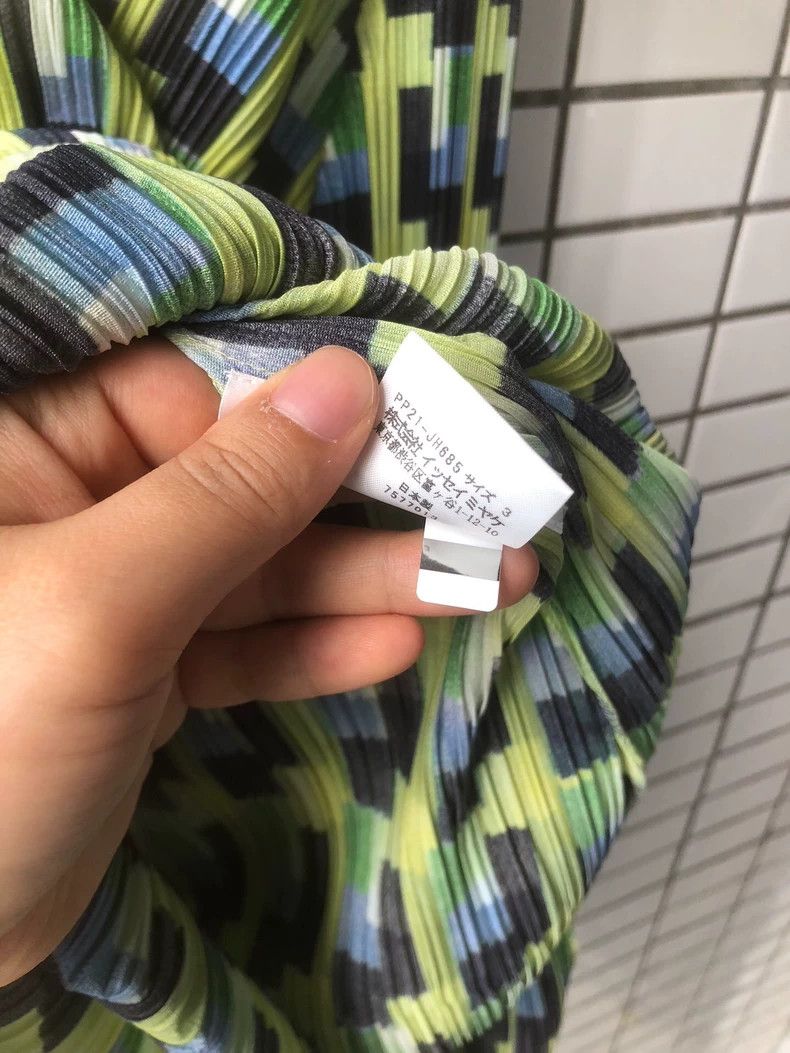 Issey Miyake size:3 Black and green checkered pleated dres