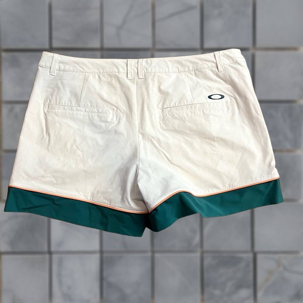 Oakley Oakley Golf Shorts Womens XL Performance Regular White Green Chino With Oakley Brand? Size 40" / US 18 - 1 Thumbnail