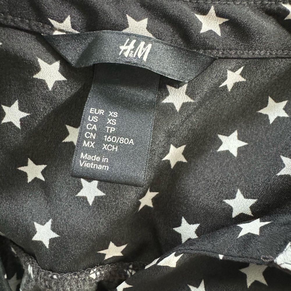 H&M H&M XS Black Star Print Button Down Shirt – Relaxed Fit Size XS / US 0-2 / IT 36-38 - 4 Thumbnail