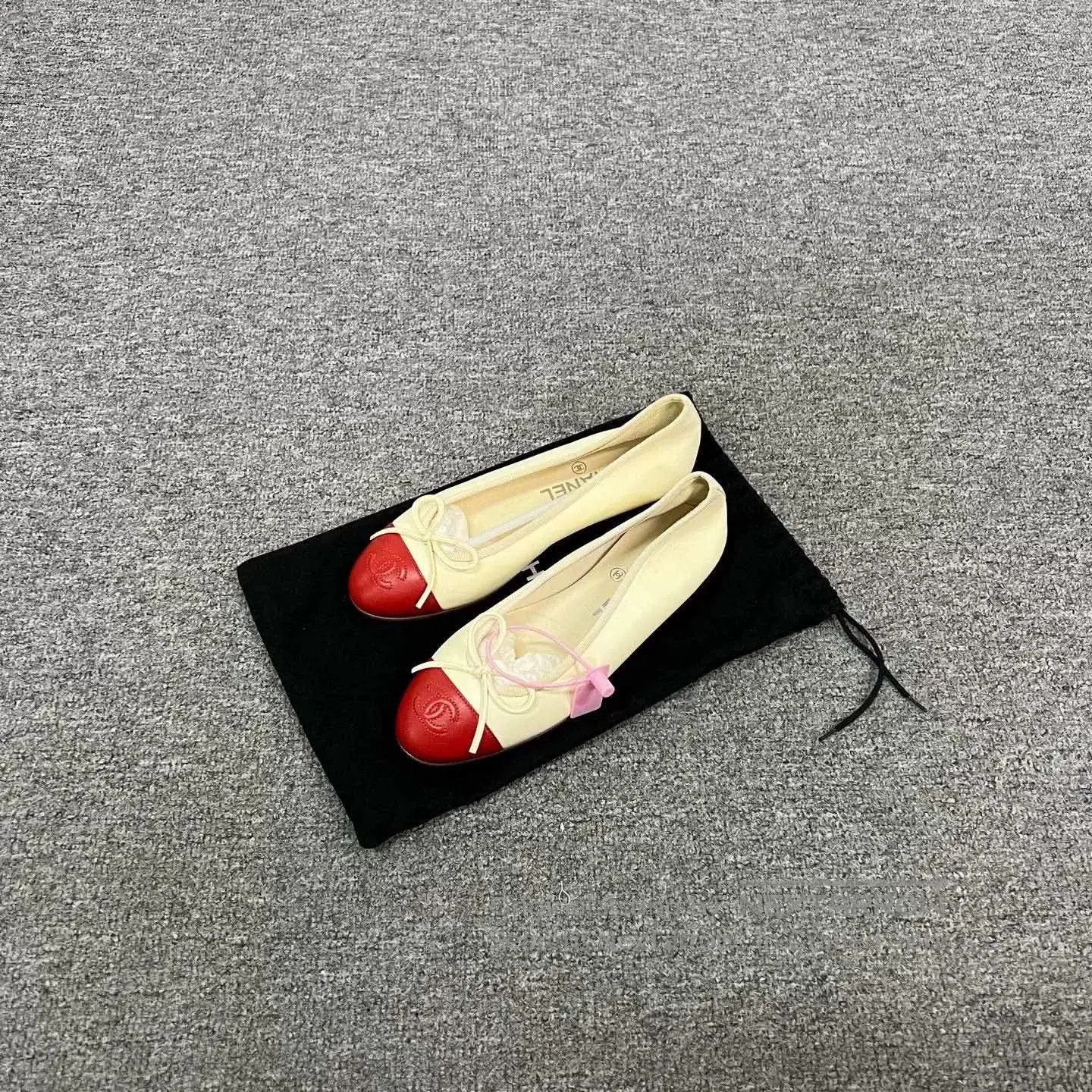 Chanel Chanel Spliced Bow Ballet Flats. Size US 4 / IT 34 - 1 Thumbnail