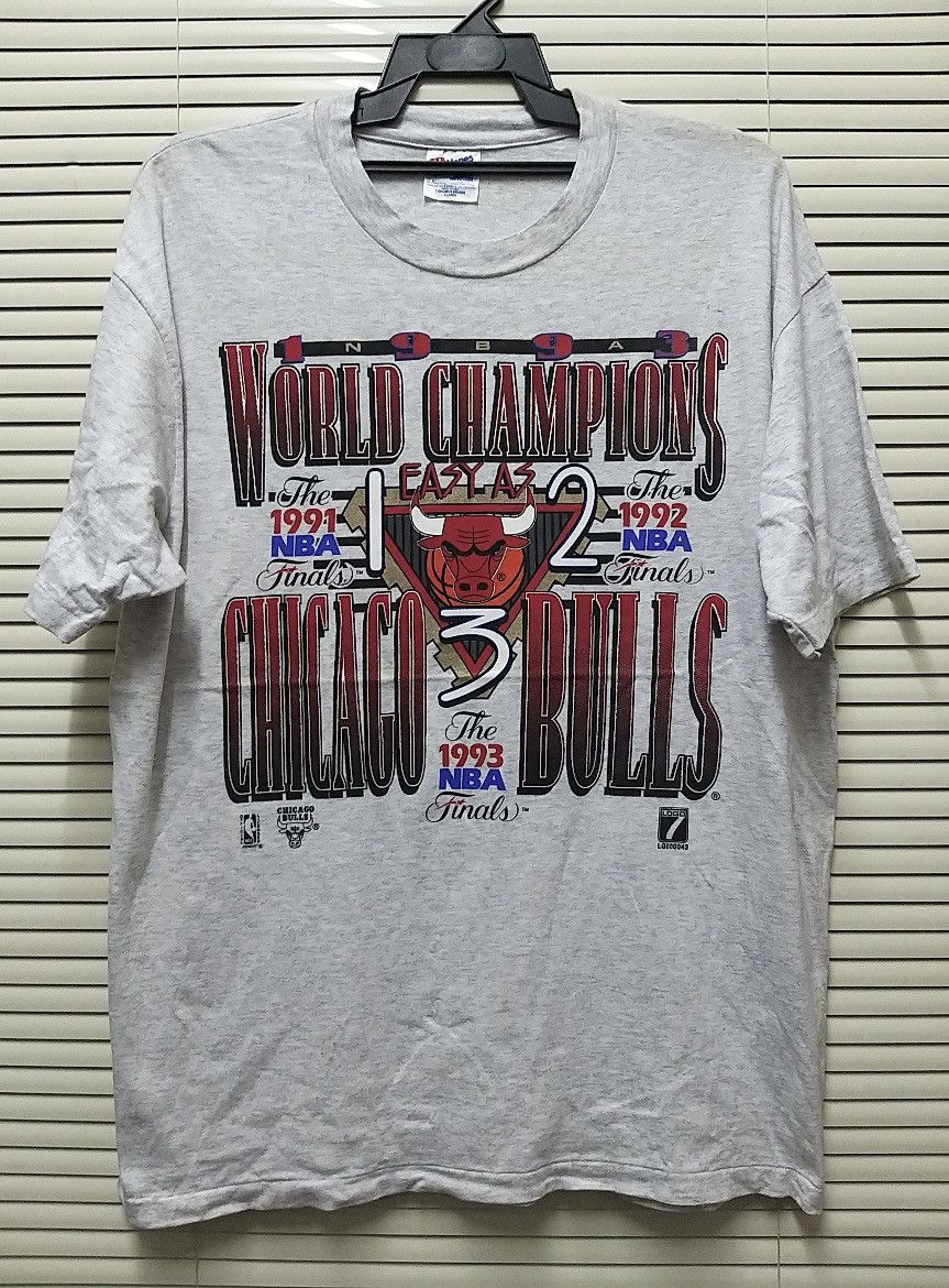 NBA RARE💥VINTAGE 90s CHICAGO BULLS 3 YEAR CHAMPION 91-93 T SHIRT Size US XL / EU 56 / 4 - 1 Thumbnail