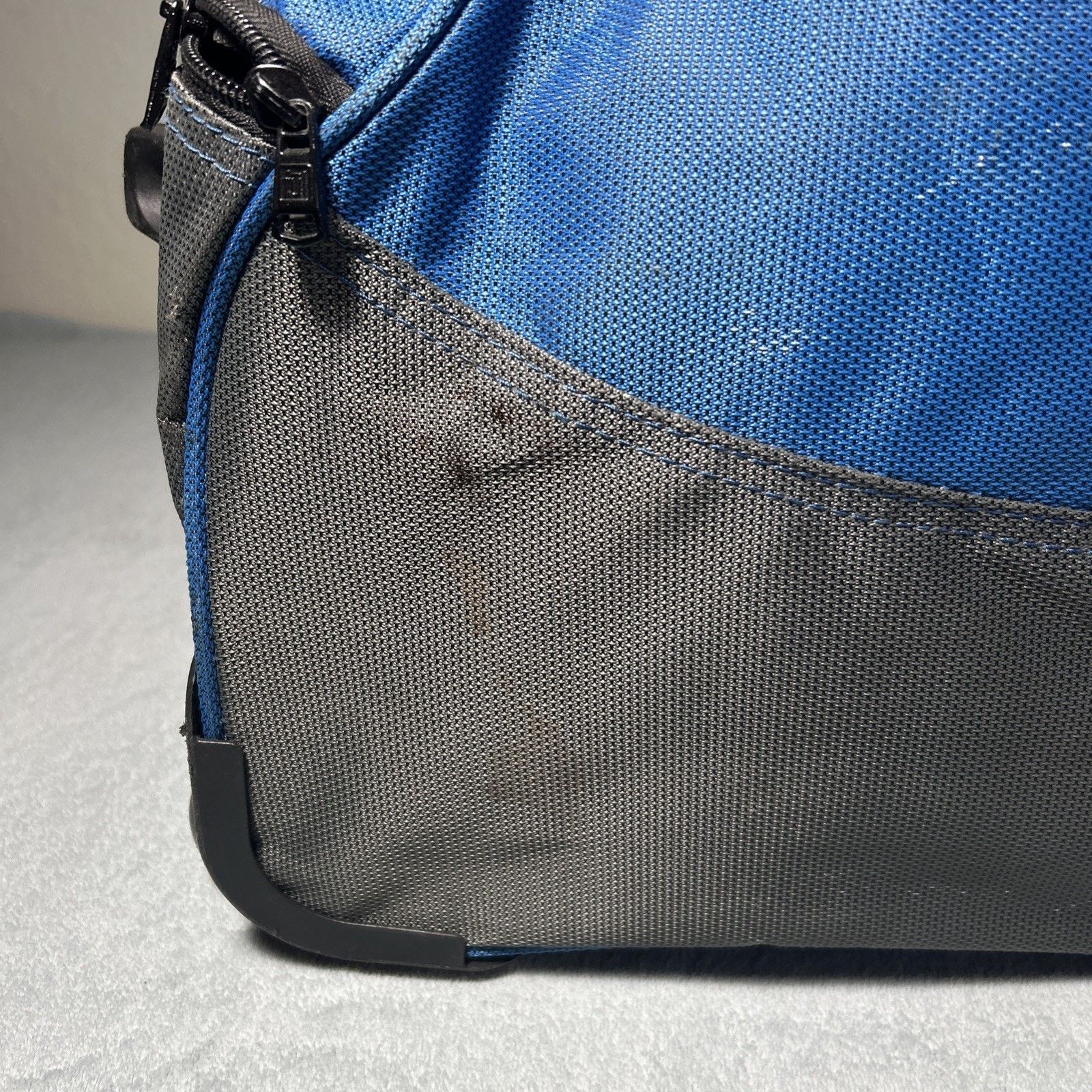 Patagonia FUL Rolling Luggage Duffle Travel Bag 22" Retractable Wheele Size ONE SIZE - 9 Thumbnail