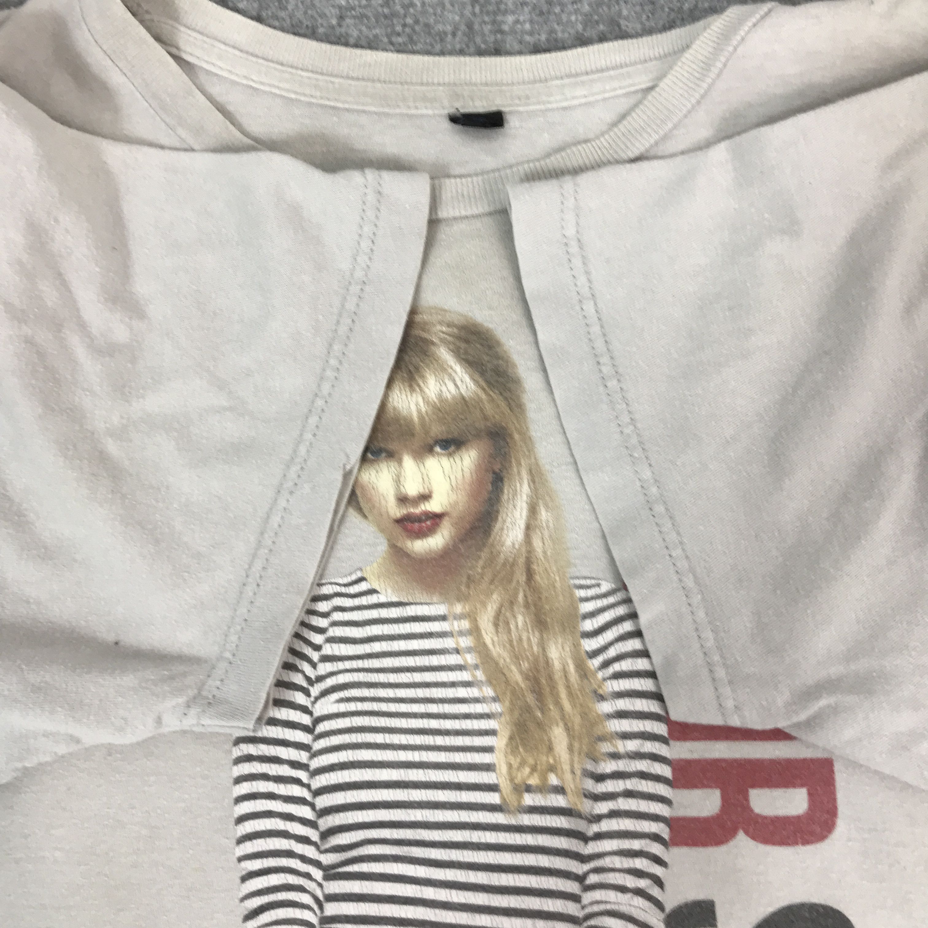Band Tees Taylor swift red tour t-shirts Size US M / EU 48-50 / 2 - 6 Thumbnail