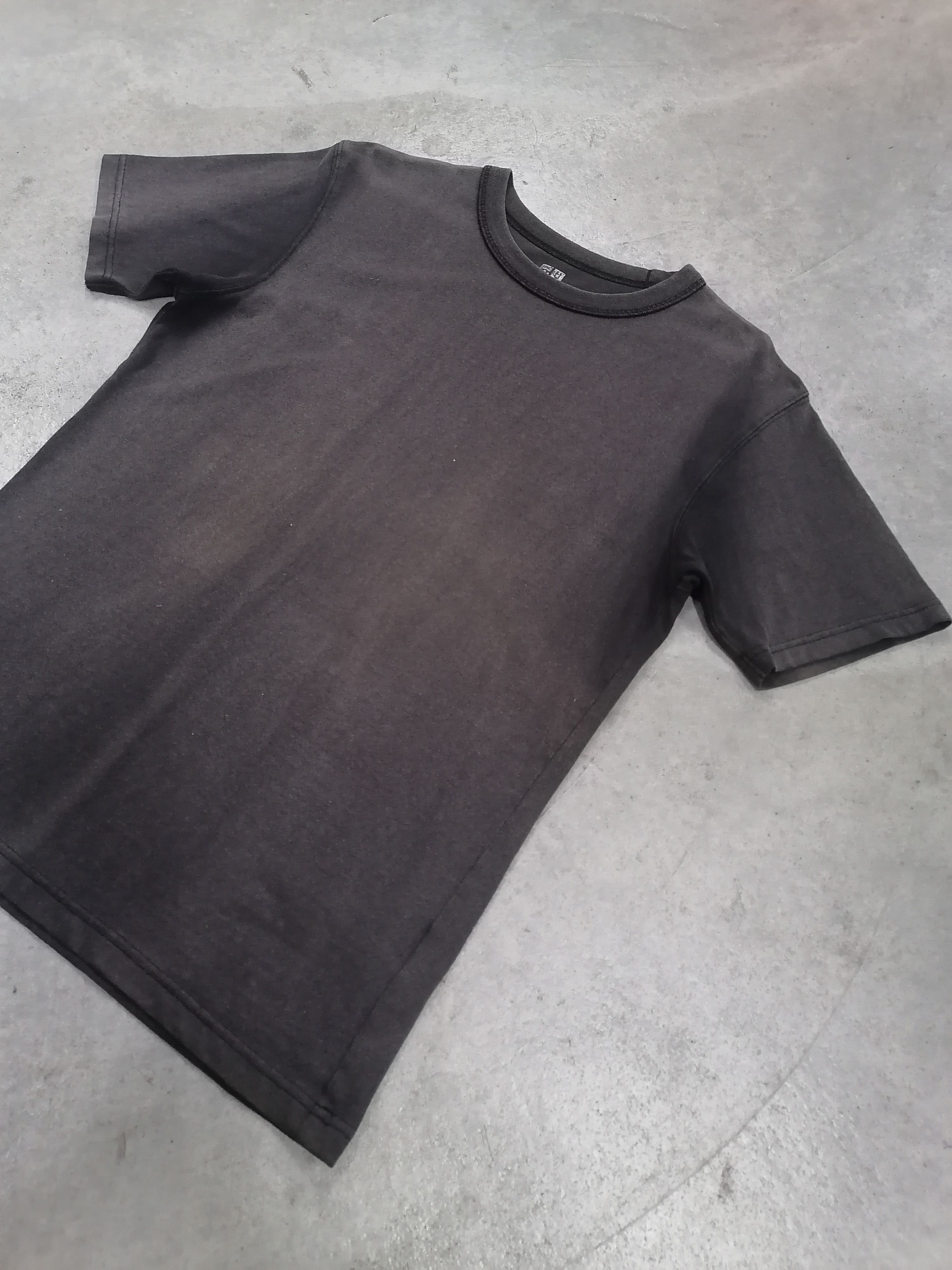 Japanese Brand Trashed Faded Uniqlo Black Tee Size US M / EU 48-50 / 2 - 2 Thumbnail
