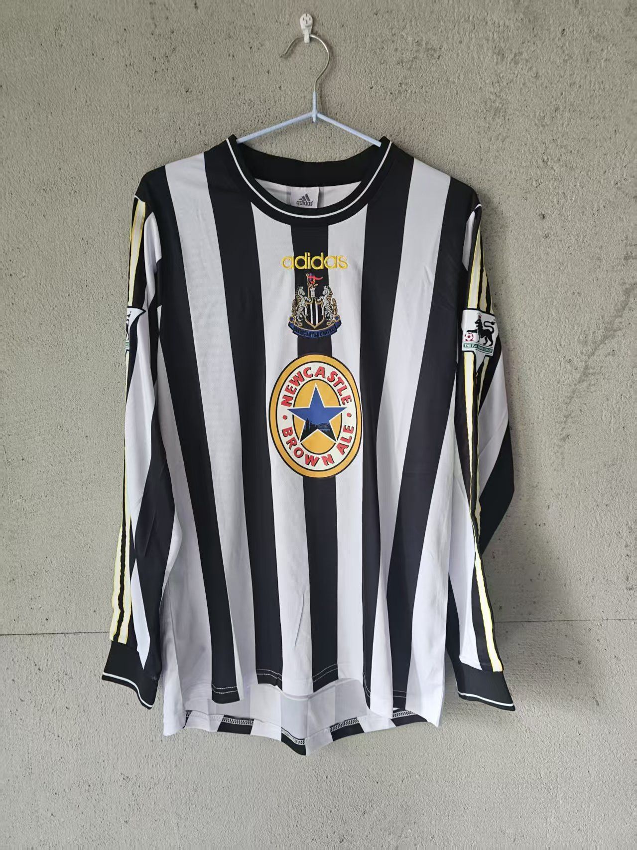 Other 1997 1999 Newcastle #9 Alan Shearer Jersey Size US S / EU 44-46 / 1 - 1 Thumbnail
