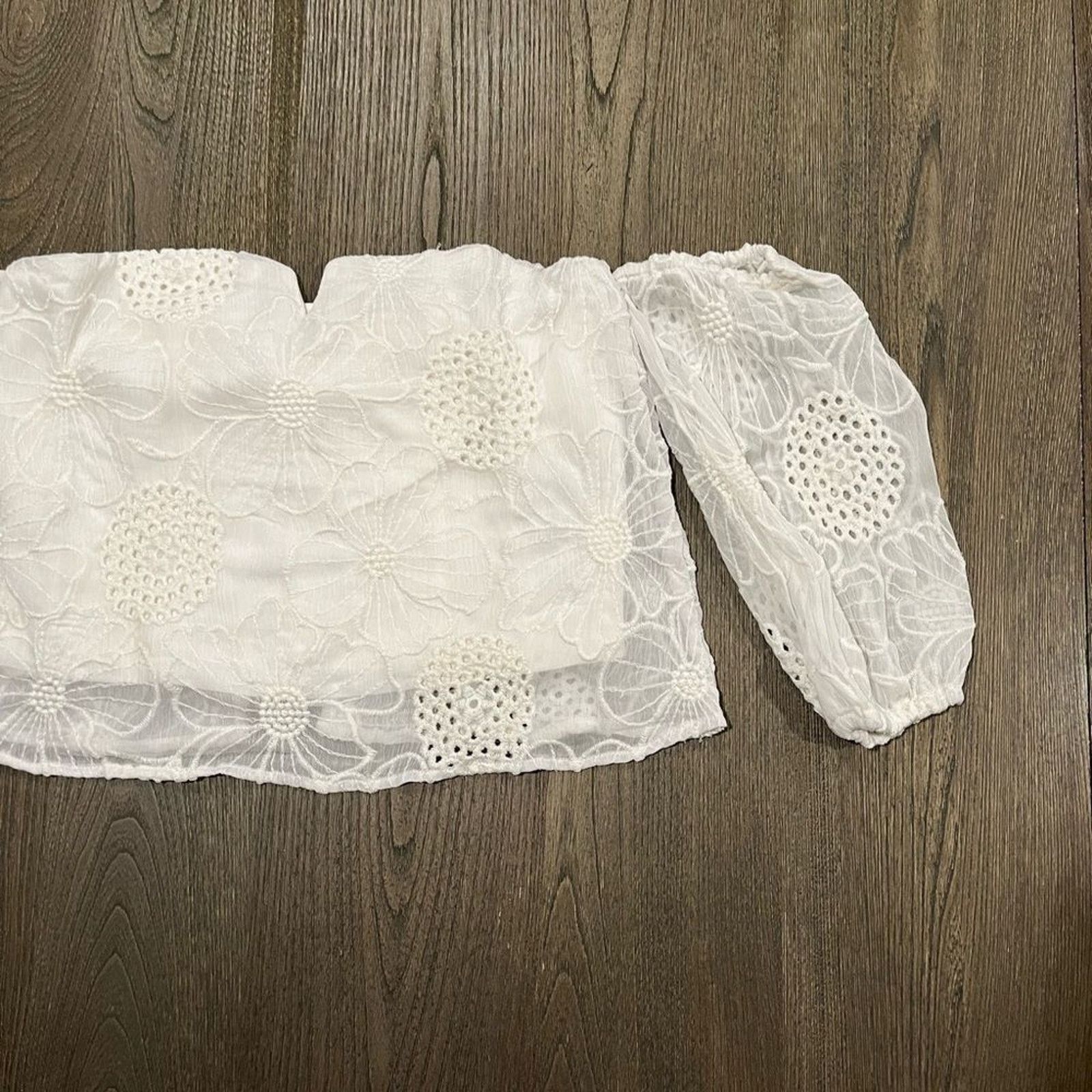 Guess NWOT Guess White Eyelet Lace Off-The-Shoulder Blouse Size S Size S / US 4 / IT 40 - 3 Thumbnail