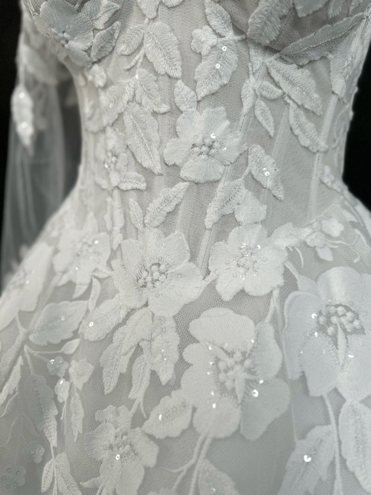 Other US 10 Anna Augusta Embroidered Lace Bridal Gown Size L / US 10 / IT 46 - 4 Thumbnail