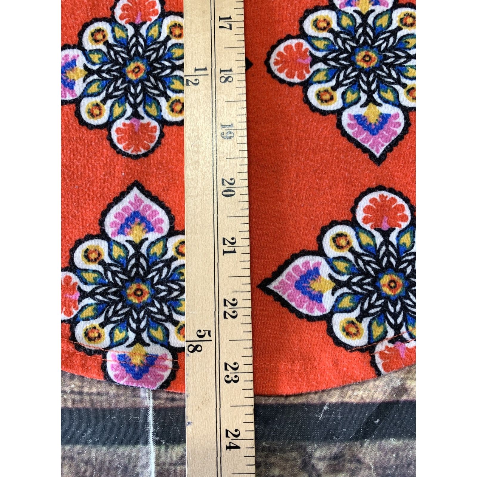 Vintage **LuLaRoe Women's XS Gray 3/4 Sleeve Red Floral Pullover T-Shirt** User: LuLaRoe Women's XS Gray 3/4 Sleeve Red Floral Pullover T-Shirt Size XS / US 0-2 / IT 36-38 - 7 Thumbnail