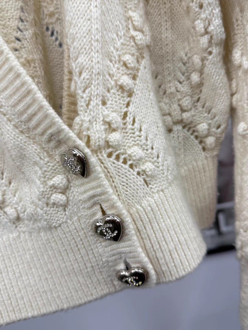 Chanel Chanel 21B milky white cashmere love diamond buckle V-neck Size XS / US 0-2 / IT 36-38 - 2 Thumbnail