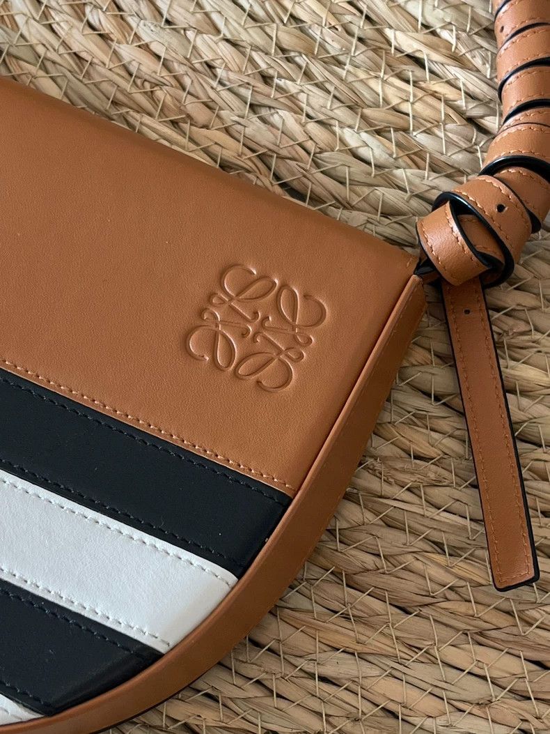 Loewe loewe Color-blocked shell cross-body bag 2503-Nextarrow Size ONE SIZE - 5 Thumbnail