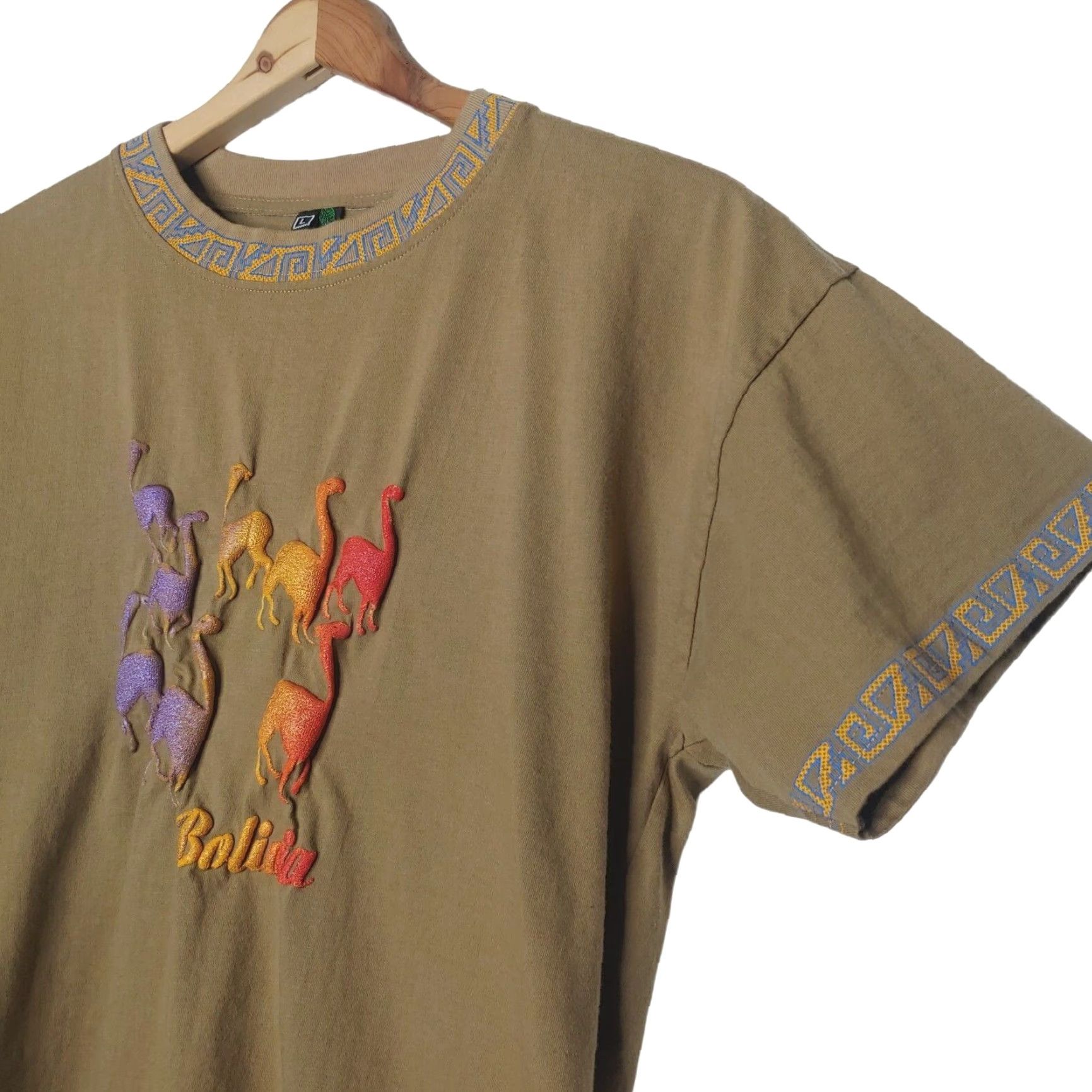 Vintage VINTAGE La Hoja De Coca T-Shirt Unisex L Crew Neck Beige Puffy Graphic Alpaca Tribal 40" Chest 26" Length Men Women Size US L / EU 52-54 / 3 - 6 Thumbnail