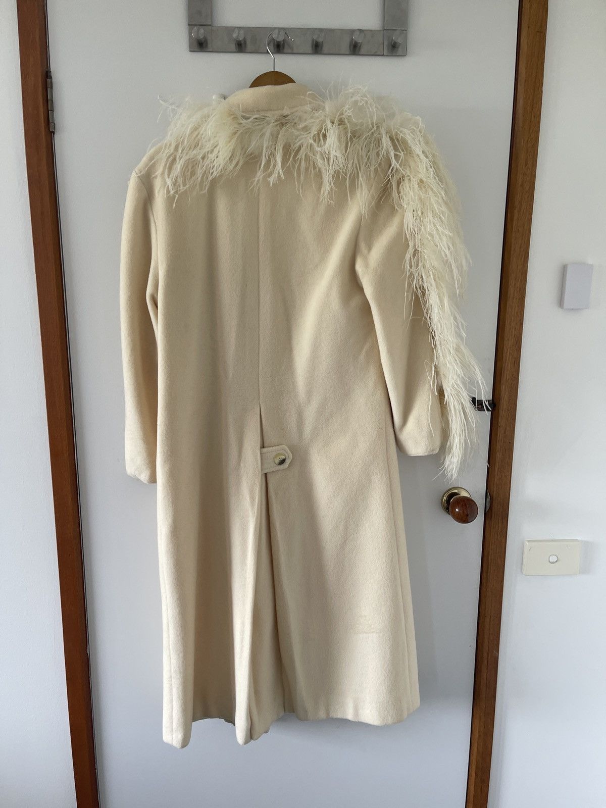 Vintage Vintage Cream Wool Coat with Ostrich Feathers Size M / US 6-8 / IT 42-44 - 9 Thumbnail