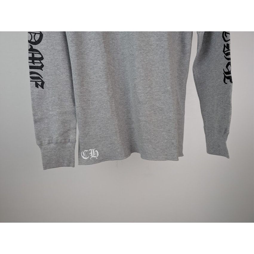 Chrome Hearts o1rshd1 Scroll Logo Long-Sleeve T-Shirt in Grey Size US L / EU 52-54 / 3 - 4 Thumbnail