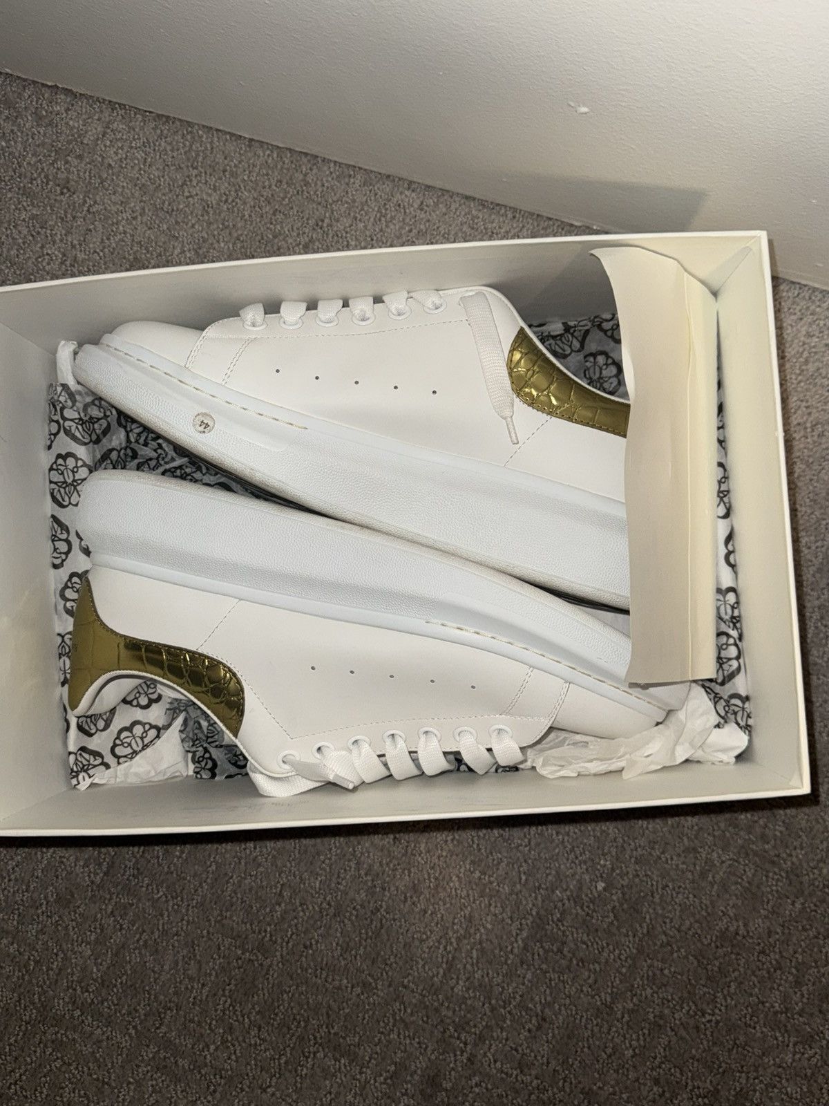 Alexander McQueen White and gold Alexander McQueens Size US 11 / EU 44 - 1 Thumbnail