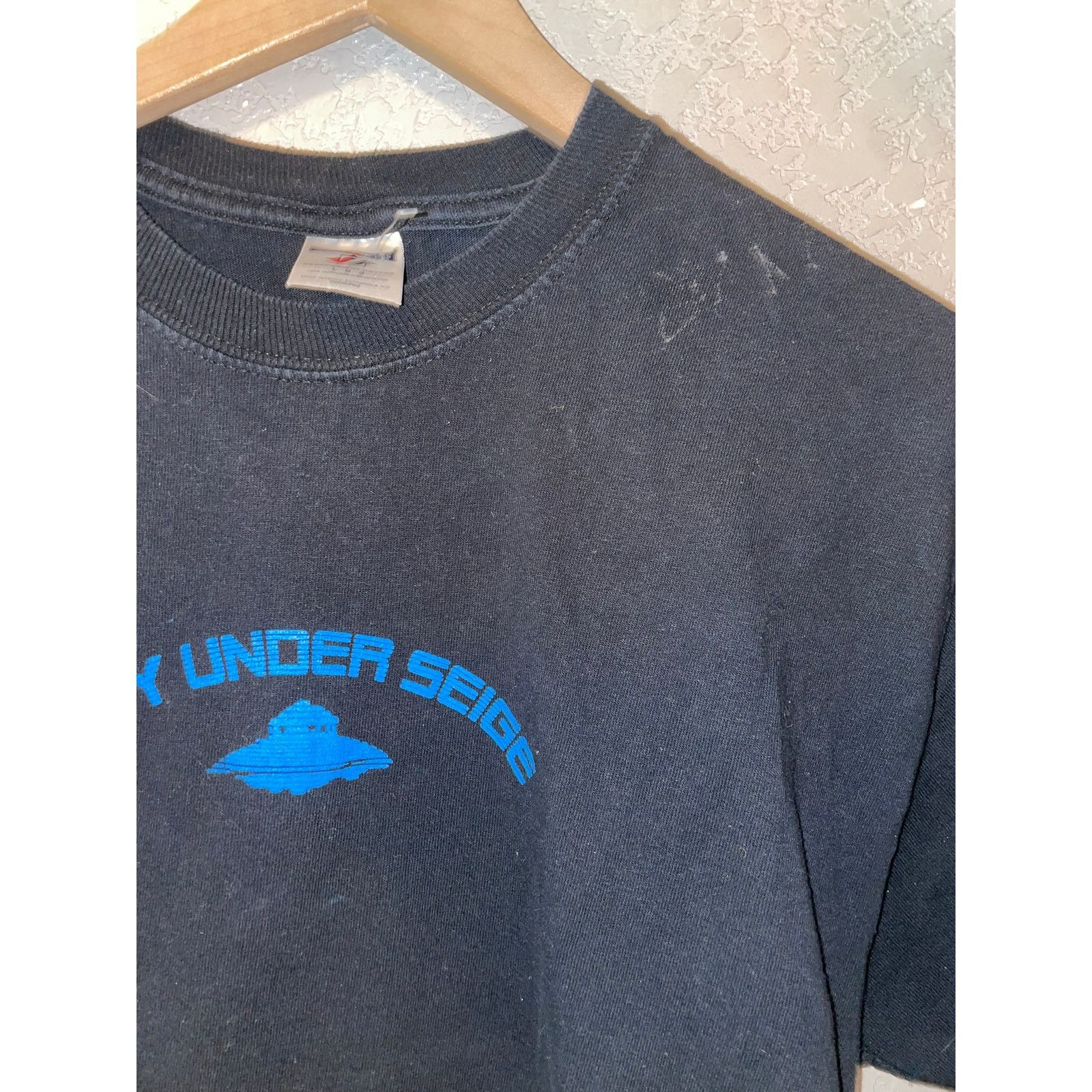 Fruit Of The Loom City Under Siege Shirt Black Blue Spaceship Tee 2000s Medium Size US M / EU 48-50 / 2 - 3 Thumbnail