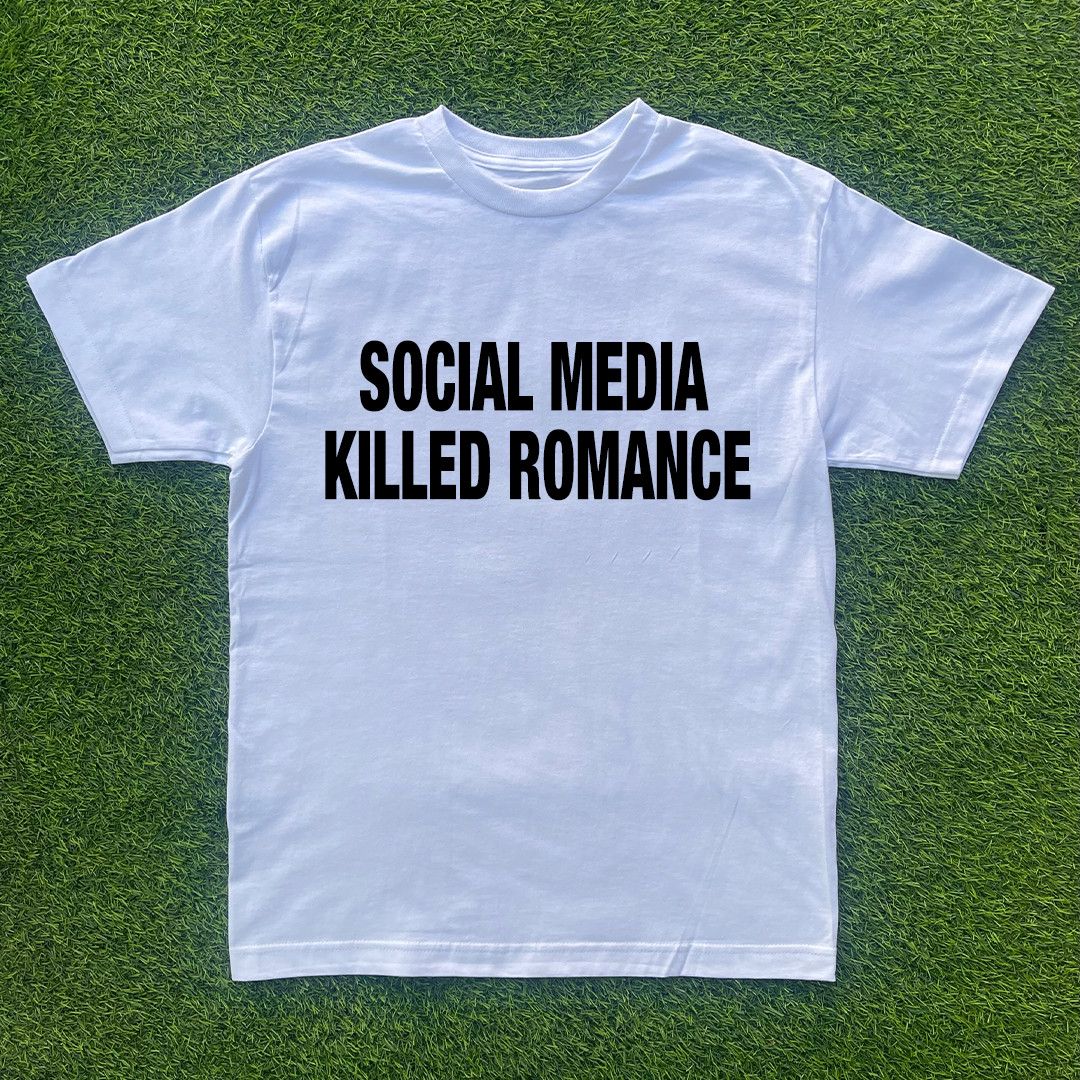 Vintage SOCIAL MEDIA KILLED ROMANCE TSHIRT Size US S / EU 44-46 / 1 - 1 Preview