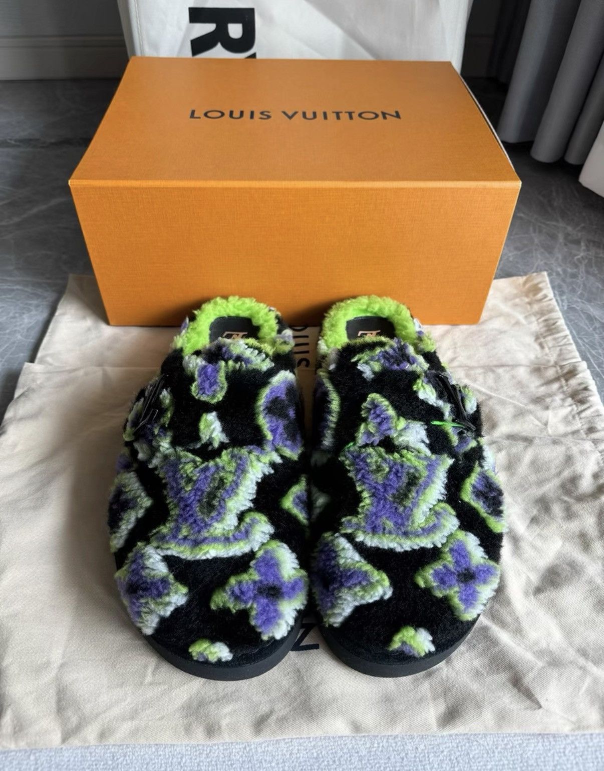 Louis Vuitton Louis Vuitton LV Easy Fur Slides, All-over Logo K6 Size US 8.5 / EU 41-42 - 2 Thumbnail