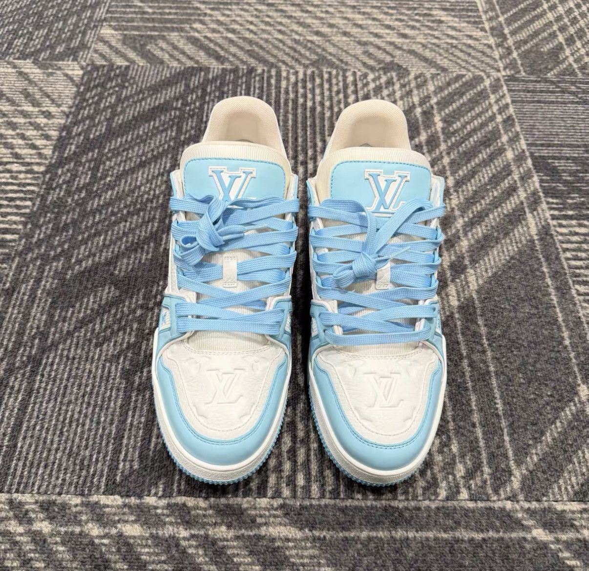 Louis Vuitton Louis Vuitton Trainer Embossed Blue & White Sneakers J42 Size US 8.5 / EU 41-42 - 2 Thumbnail