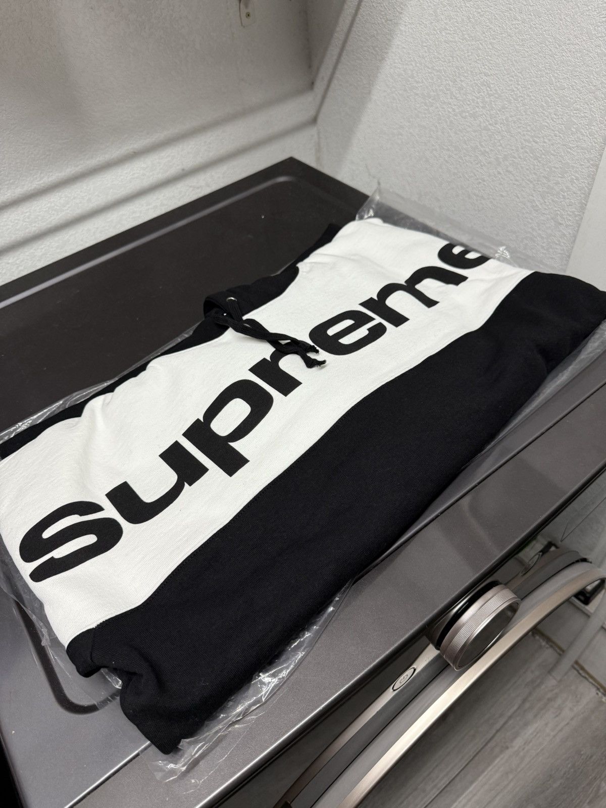 Supreme *NEW FW17 Supreme Blocked Hoodie in Black (szL) Size US L / EU 52-54 / 3 - 5 Thumbnail