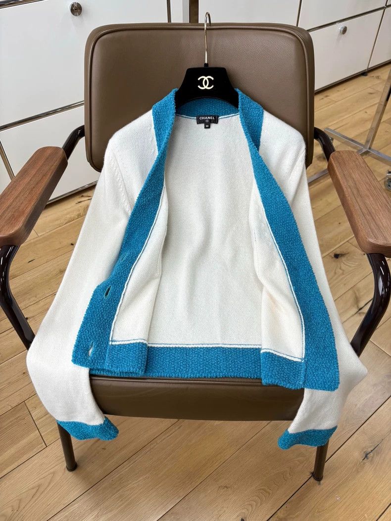 Chanel Chanel Cashmere lion head button classic cardigan coat Size XS / US 0-2 / IT 36-38 - 5 Thumbnail