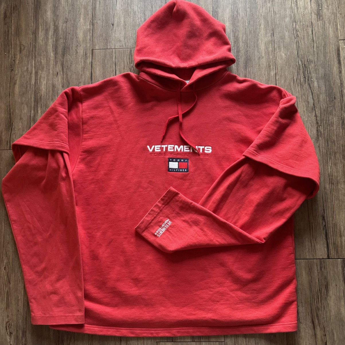 Vetements SS18 Vetements x Tommy Hilfiger Red Oversized Hoodie Size US S / EU 44-46 / 1 - 1 Thumbnail