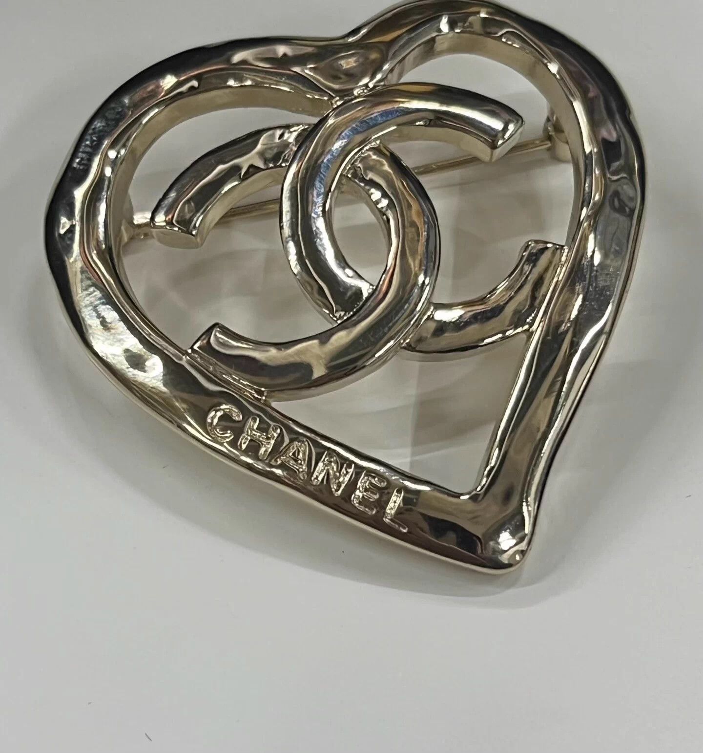 Chanel Chanel Gold Openwork Heart Brooch Mint Size ONE SIZE - 3 Thumbnail