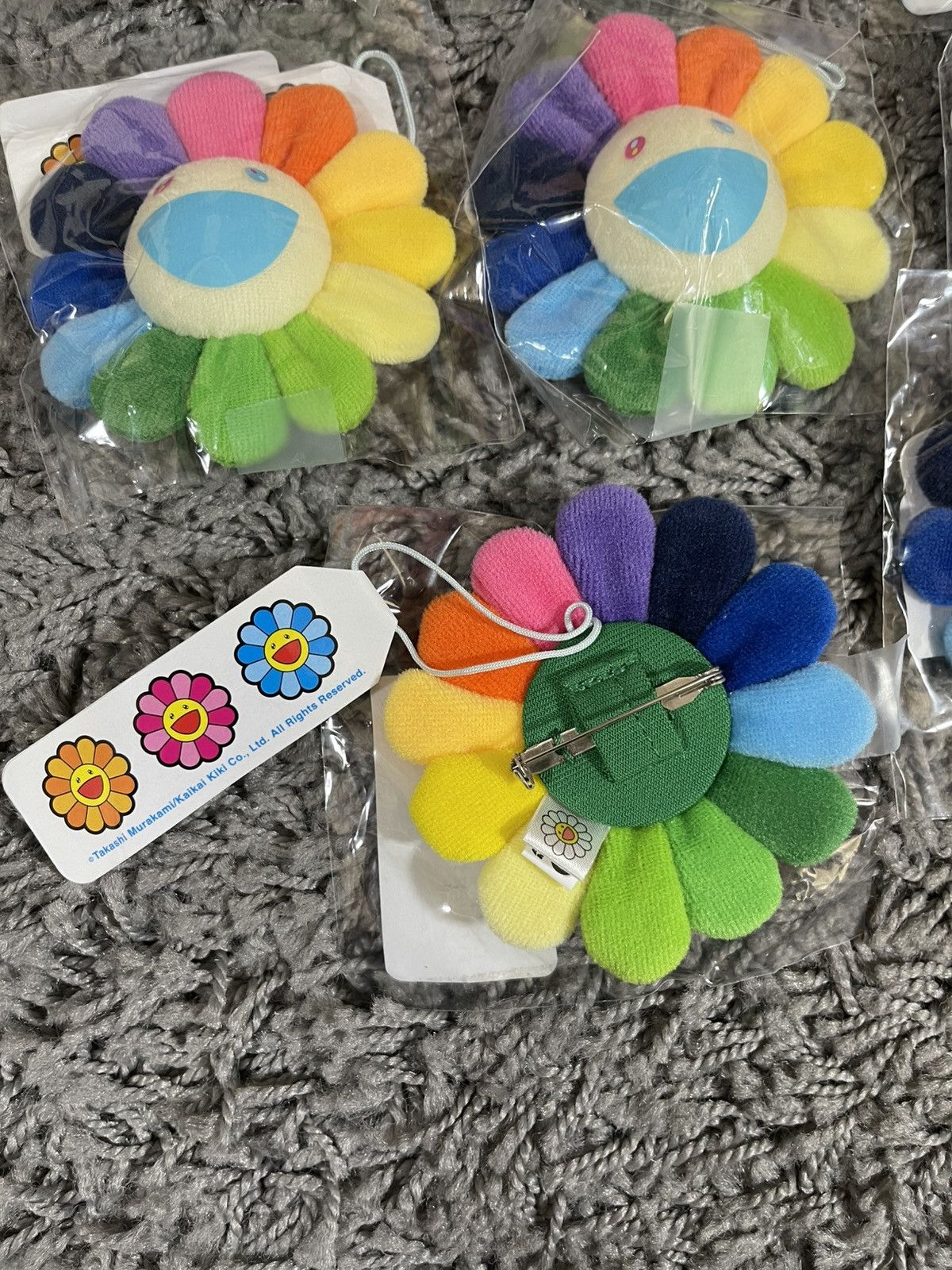 Takashi Murakami 2019 Takashi Murakami Flower Plush Pin Rainbow White Blue Size ONE SIZE - 5 Thumbnail