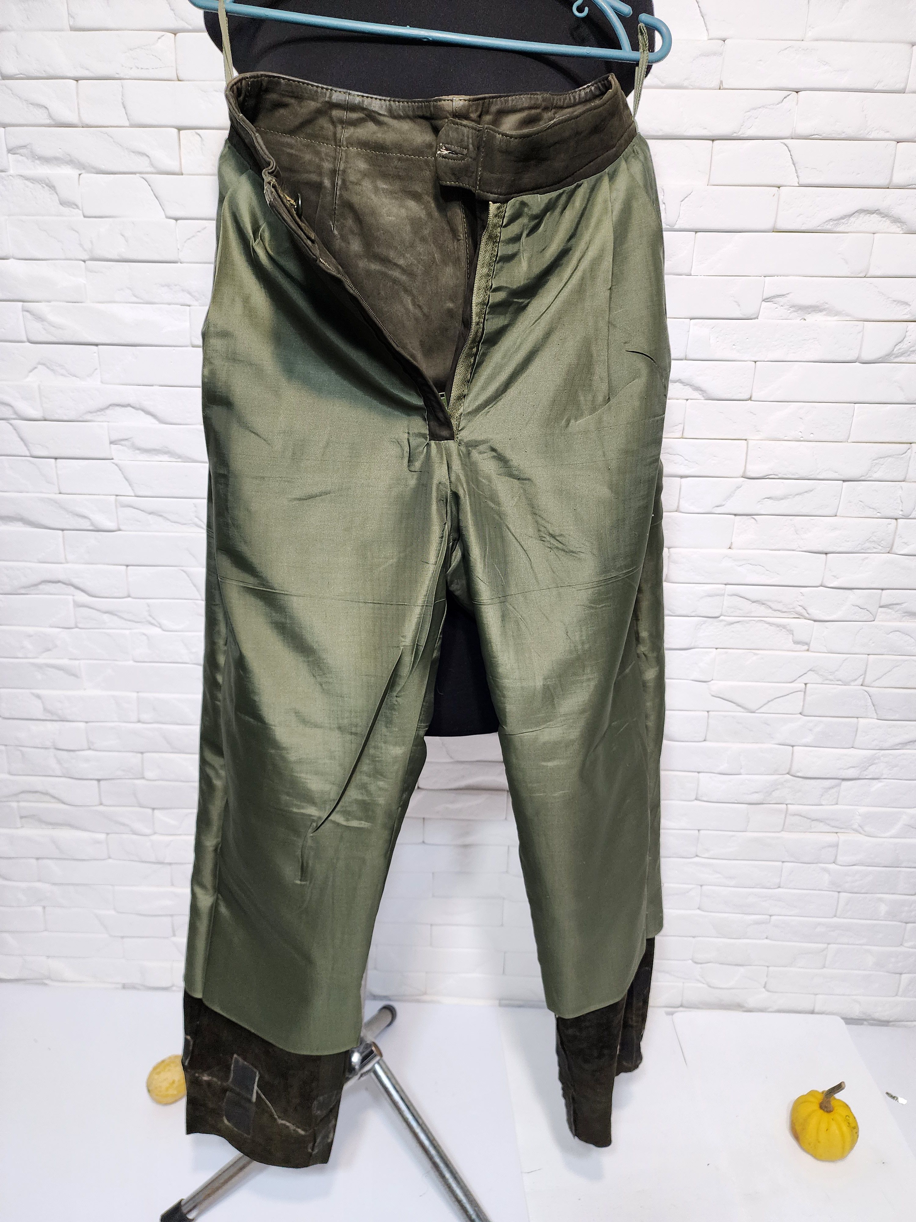 Genuine Leather Green Leather Pants: Women's Stylish Suede Trousers Size 28" / US 6 / IT 42 - 8 Thumbnail
